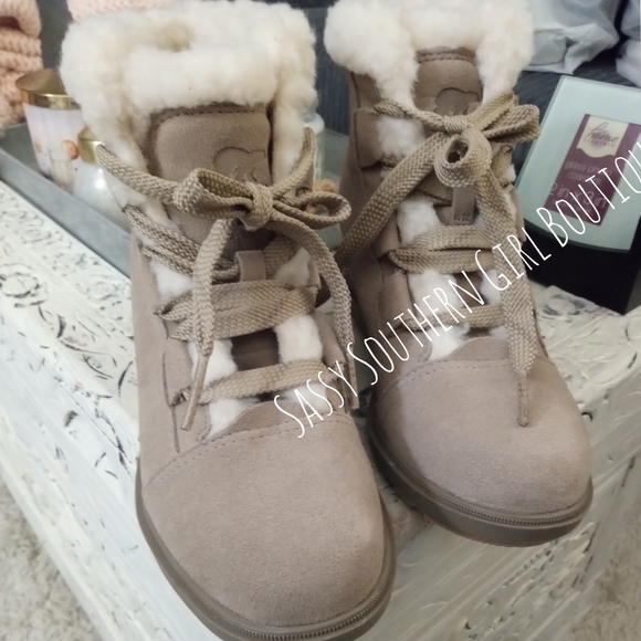 🆕⭐SOREL Evie II Taupe suede and Sherpa booties - Picture 4 of 16
